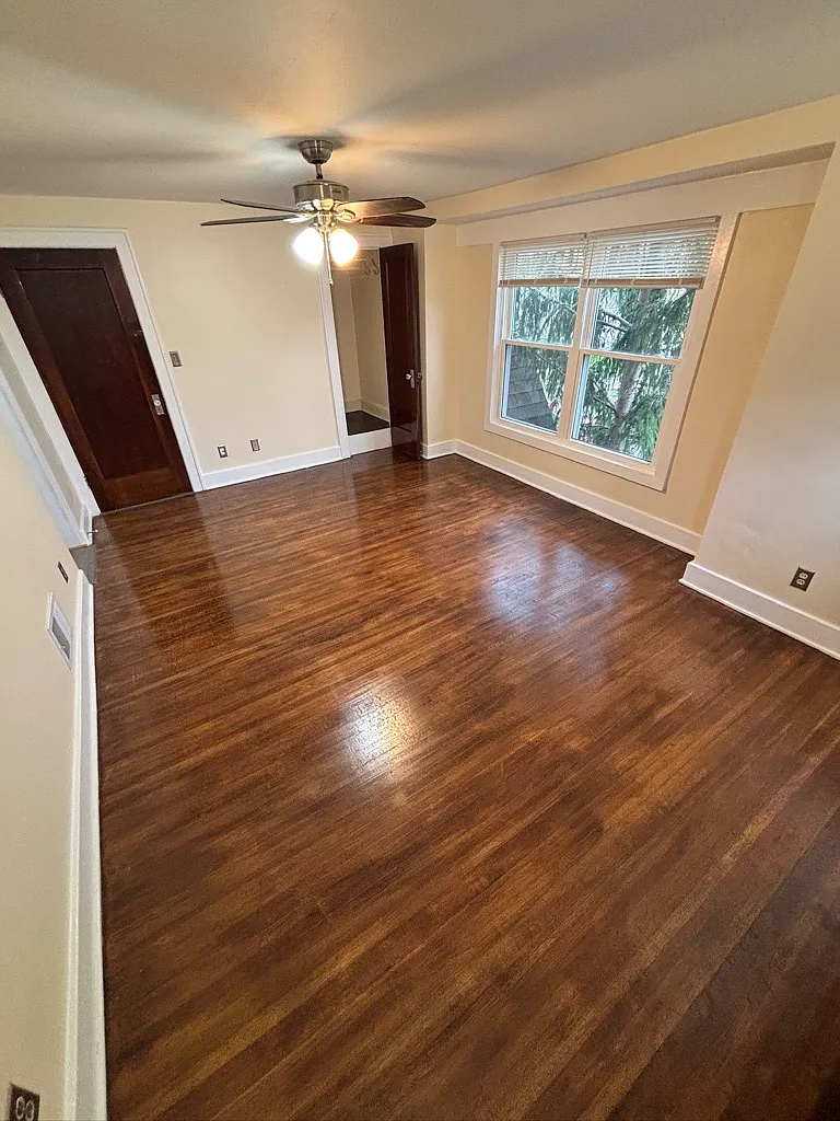 3 bed, 900 sqft, $1,300 — Photo 2