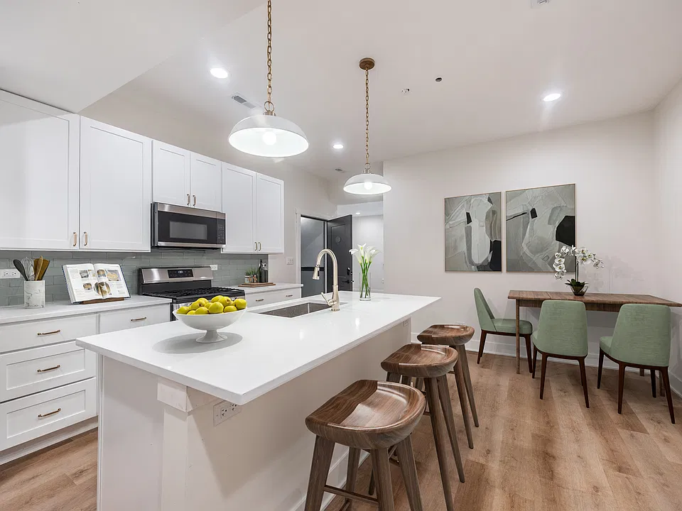 821 W Montrose