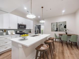 821 W Montrose, Chicago, IL 60613