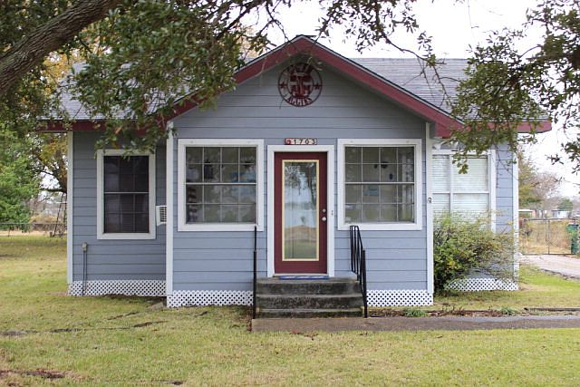 1st image of 1703 E Bayshore Dr