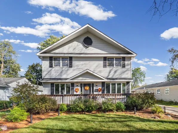 2104 Bluebird Ln, Rolling Meadows, IL 60008