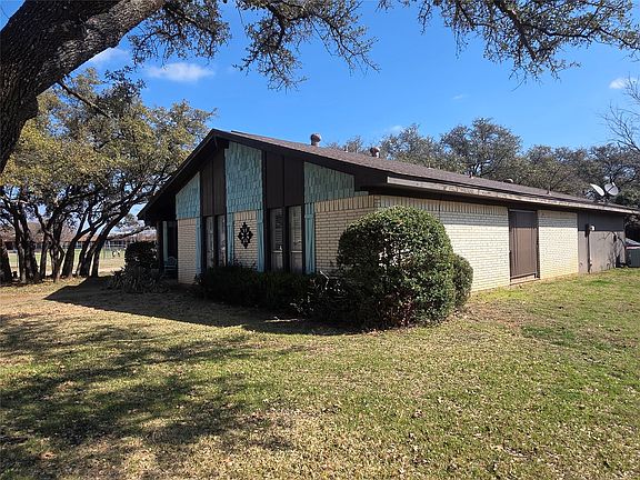 2nd image of 1301 Cliff Dr