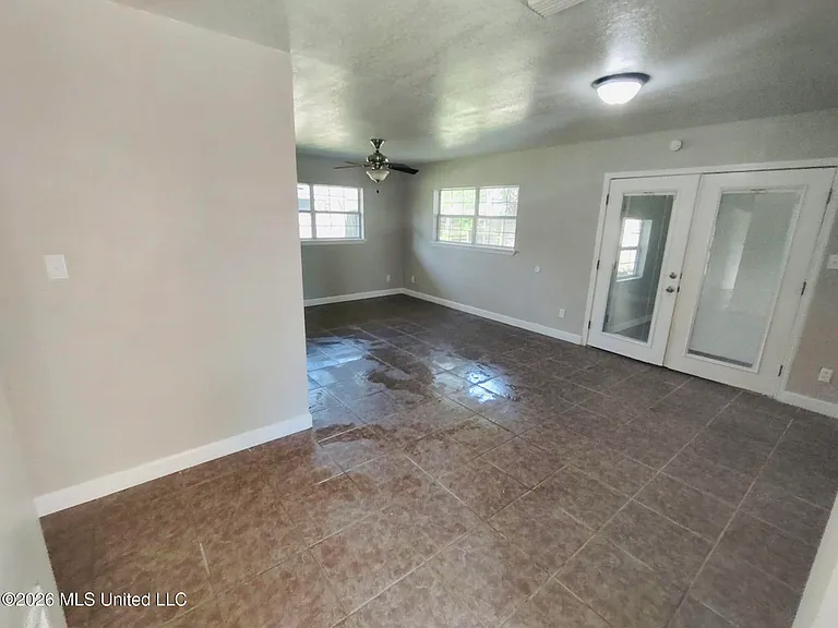 2110 Woodmont St — Photo 2