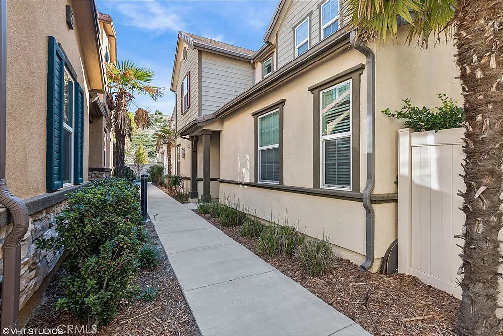 4 bed, 2241 sqft, $4,350 — Photo 2