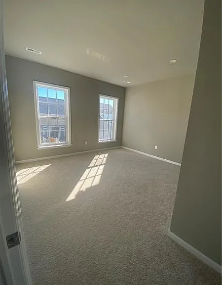 1439 Hastings Cres — Photo 11