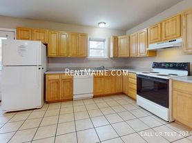 1833 Hammond St, Hermon, ME