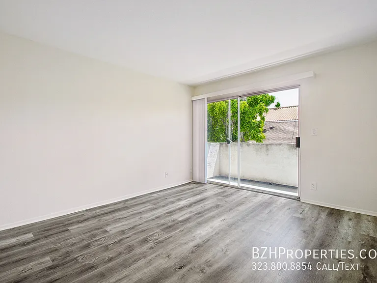 870 Crenshaw — Photo 13