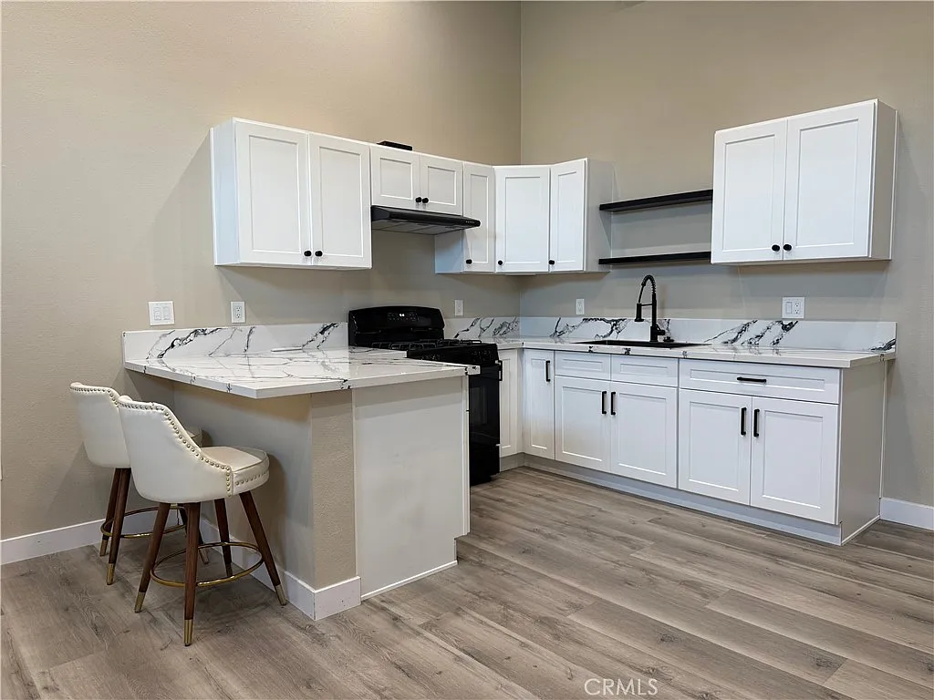 1 bed, 370 sqft, $2,400 — Photo 2