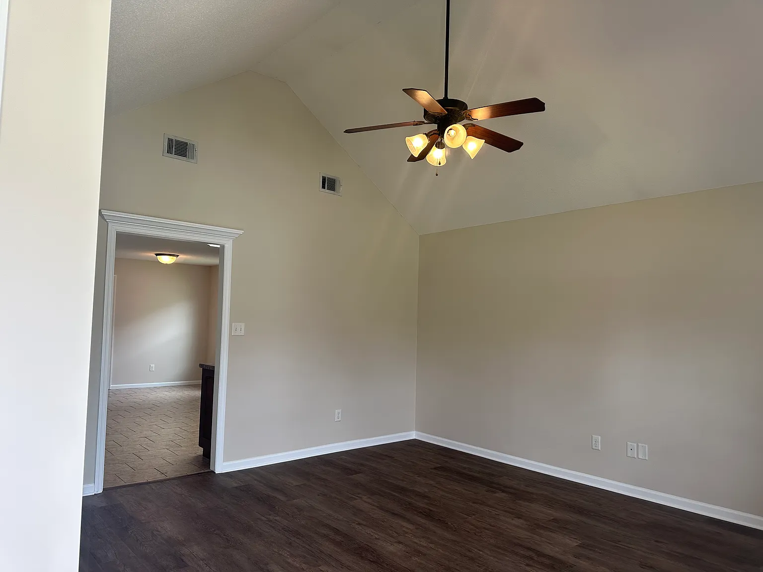 3 bed, 1304 sqft, $1,450 — Photo 2