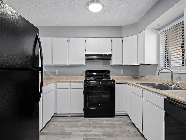 Heather Ridge - Beautiful Remodeled Apartments — Photo 18