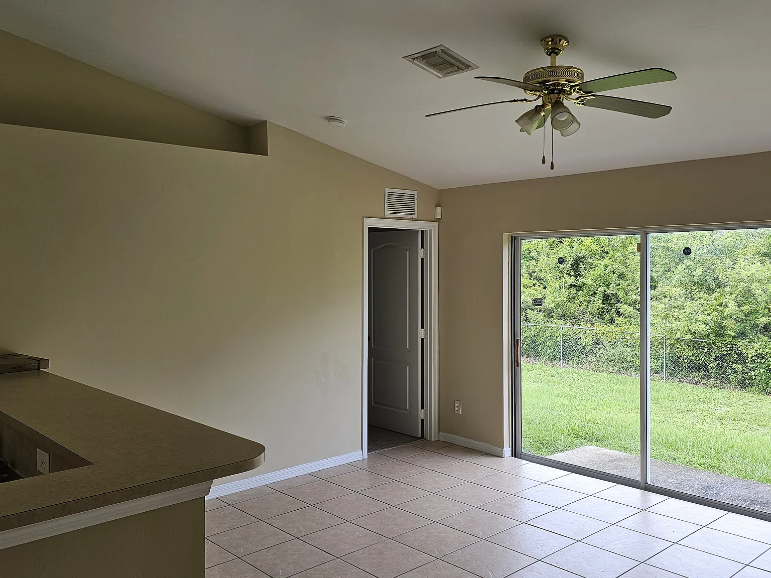 3 bed, 1272 sqft, $1,450 — Photo 4