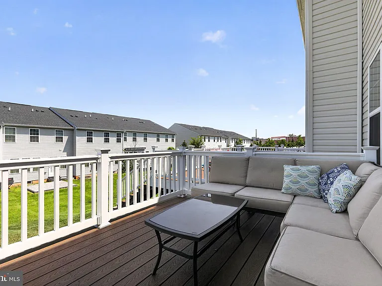 1551 Emily Ct — Photo 14