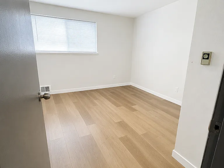 703 Woodford Ave N — Photo 20