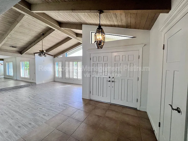 9193 N Fowler Ave — Photo 3