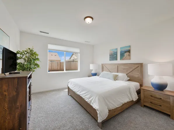 1915 W Dali Way, Hanford, CA 93230