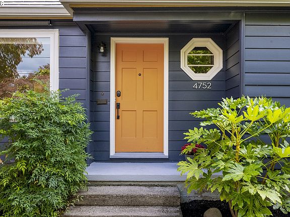 4th image of 4752 SE 34th Ave