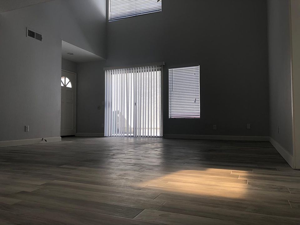 Living room, modern wood-look tile