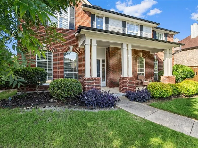1121 London Dr — Photo 2