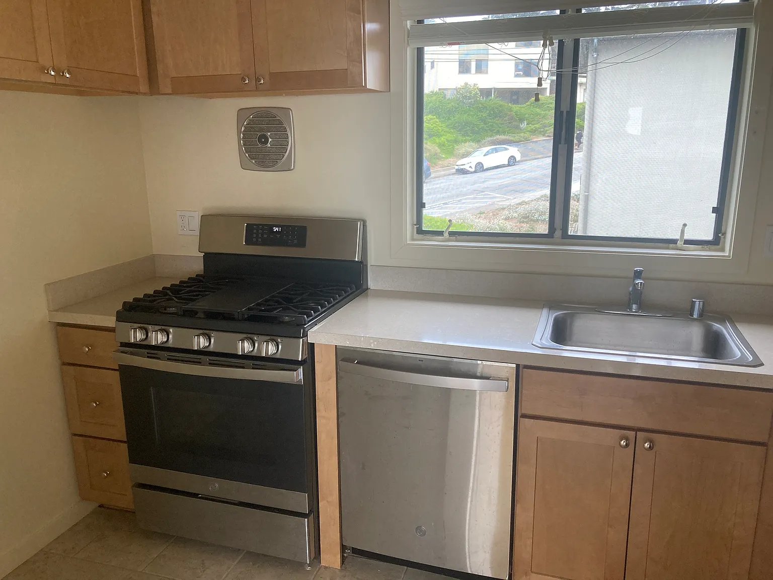3 bed, 840 sqft, $5,810 — Photo 4