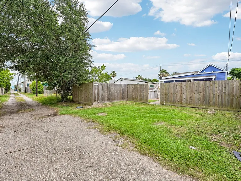 1022 Avenue L — Photo 49
