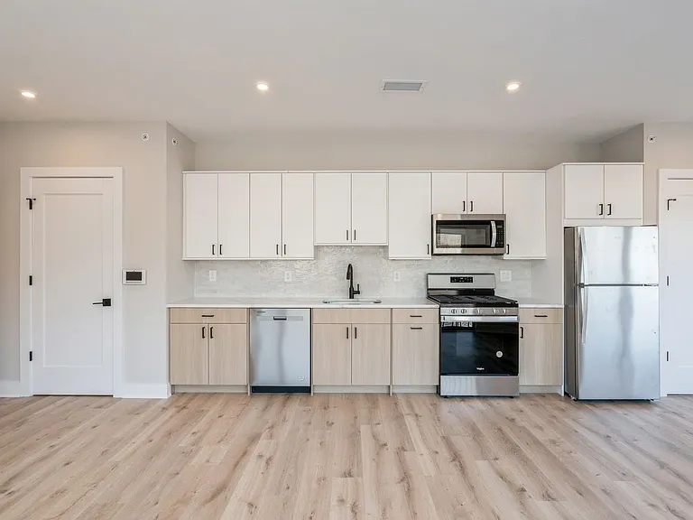 201-205 Randolph Ave #105 — Photo 9