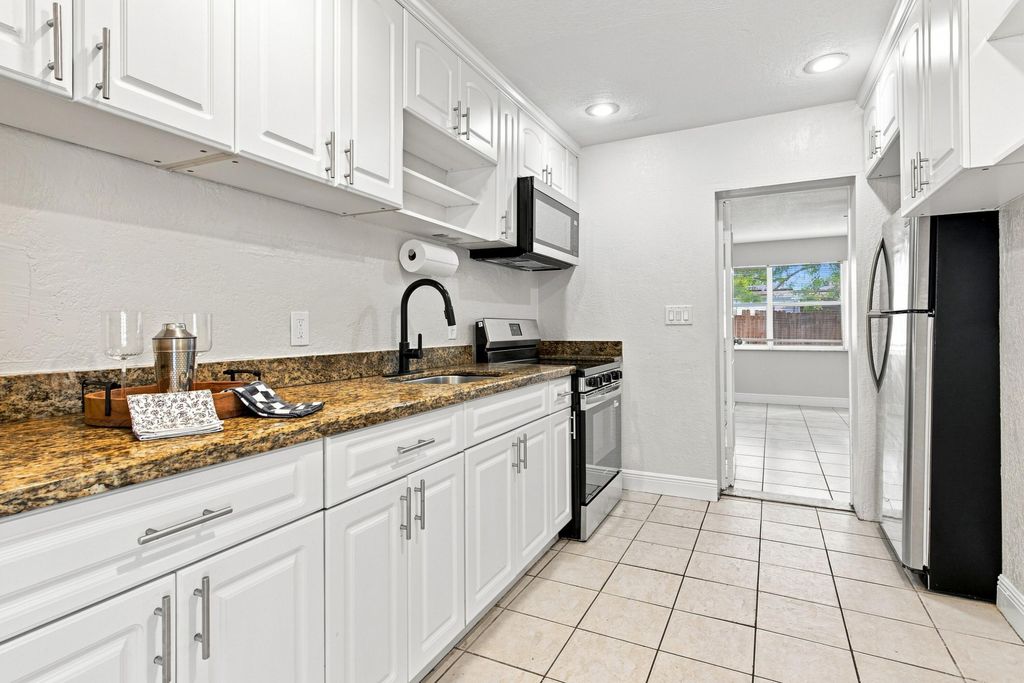 1472 NE 25TH Court, photo 6