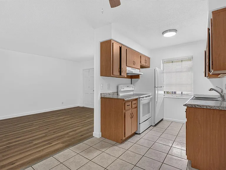 2391 NE 11th Ct — Photo 3