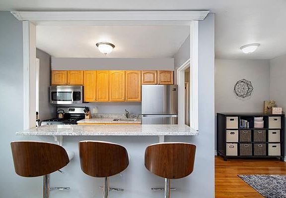 2nd image of 140-21 Burden Cres APT 604