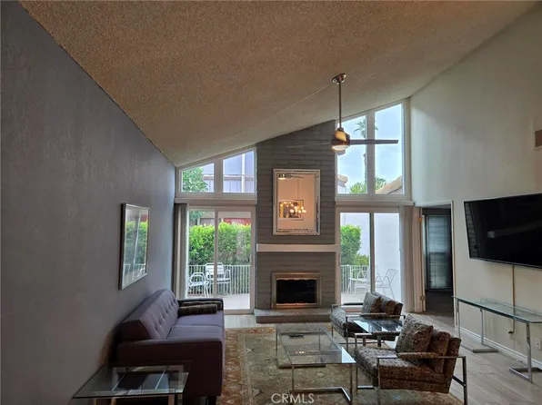 572 S Sunrise Way #24, Palm Springs, CA 92264