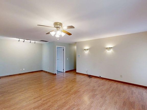 4th image of 1002 Goldenview Dr