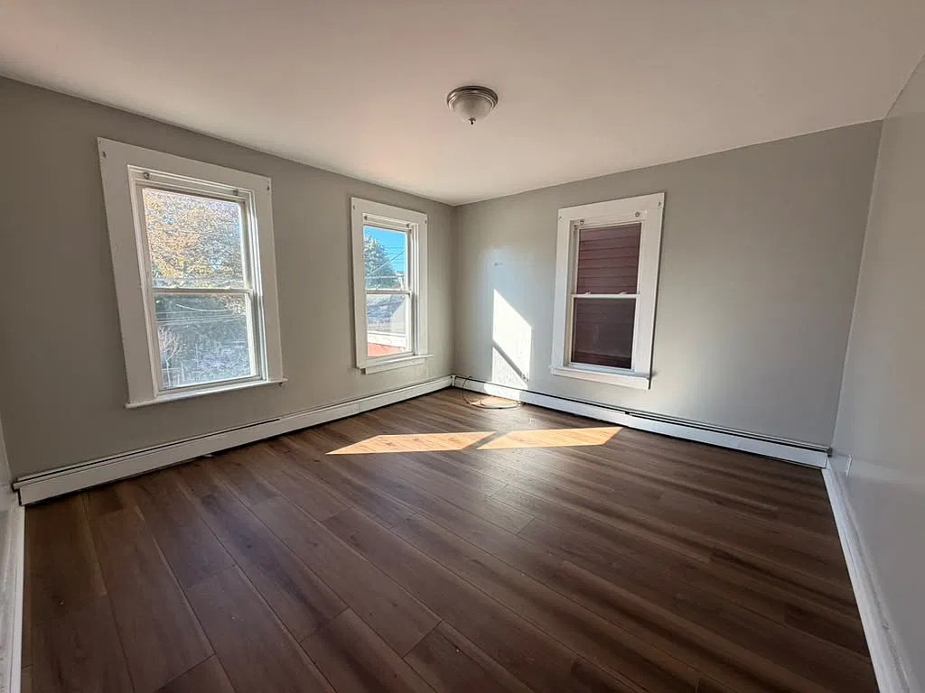 5 bed, $2,300 — Photo 2