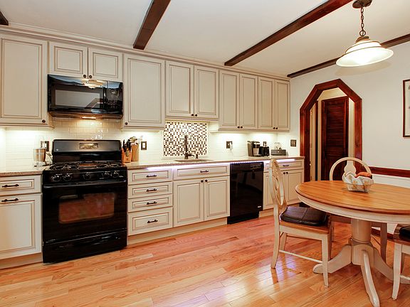 4th image of 2906 Hickory St