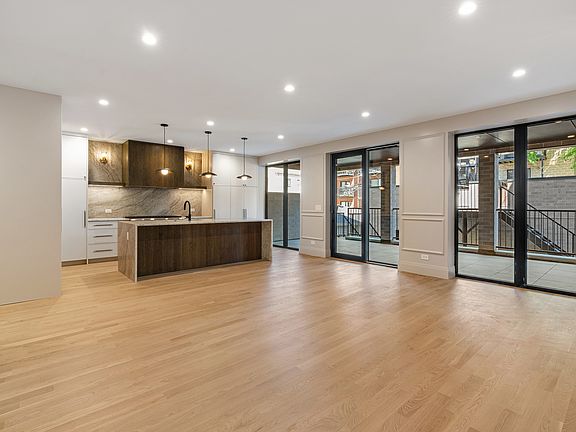 4th image of 822 W Aldine Ave #1