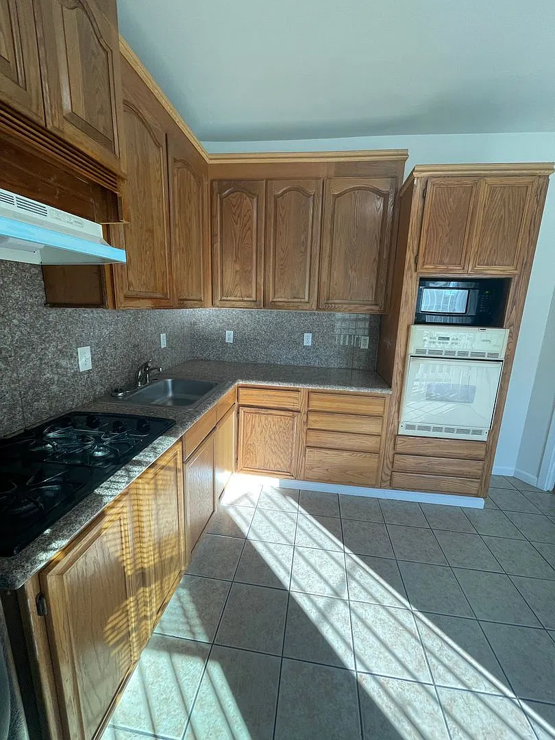 Adorable 2/1 duplex with in unit laundry in a shared outdoor space! — Photo 4