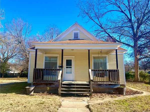 906 N Ash St, Nevada, MO 64772