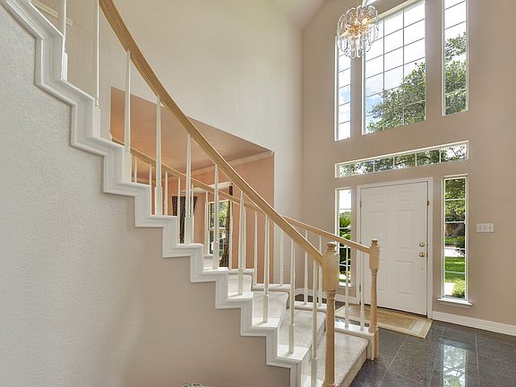 4th image of 26010 Meadowcrest Dr