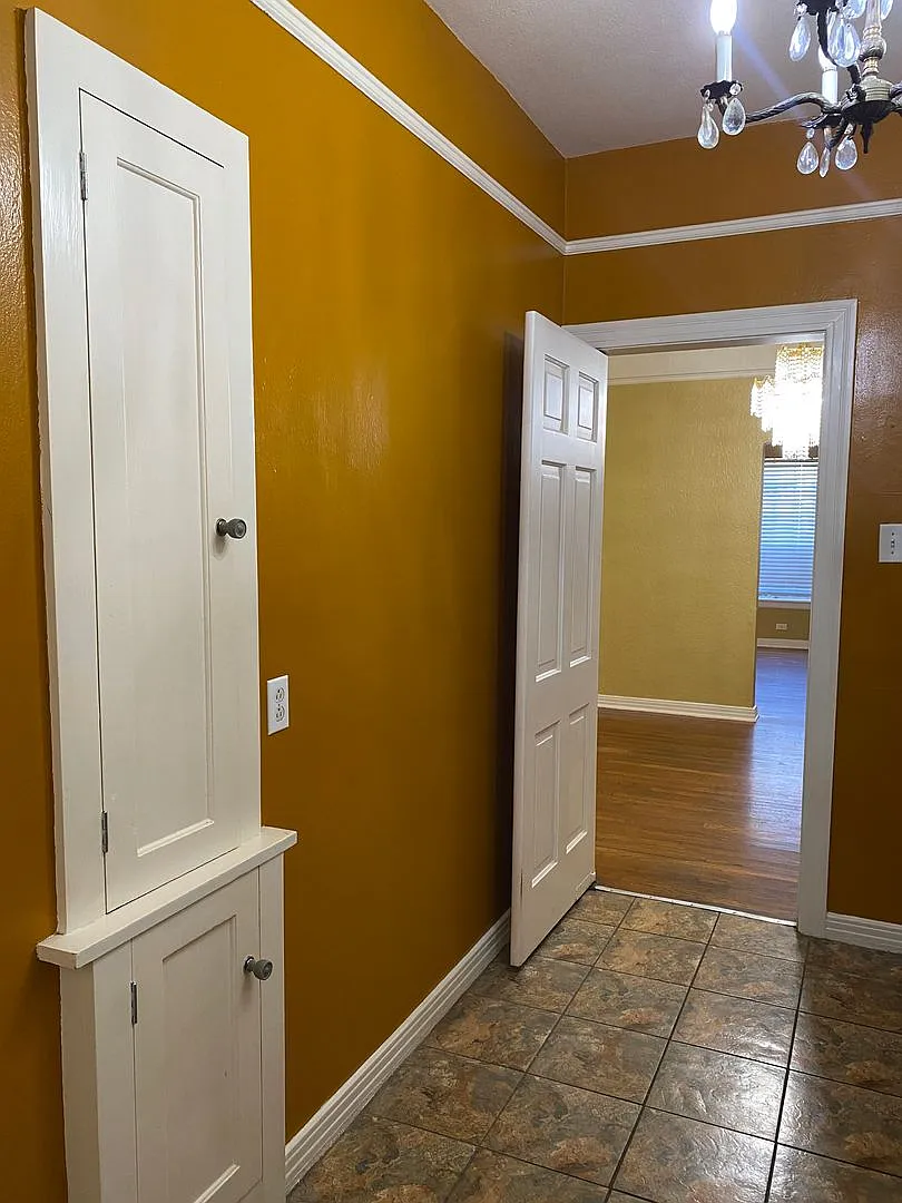 268 E Lullwood | 1-Bedroom With Den — Photo 3