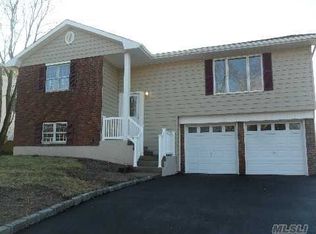 304 Kimberly Pl, West Islip, NY 11795