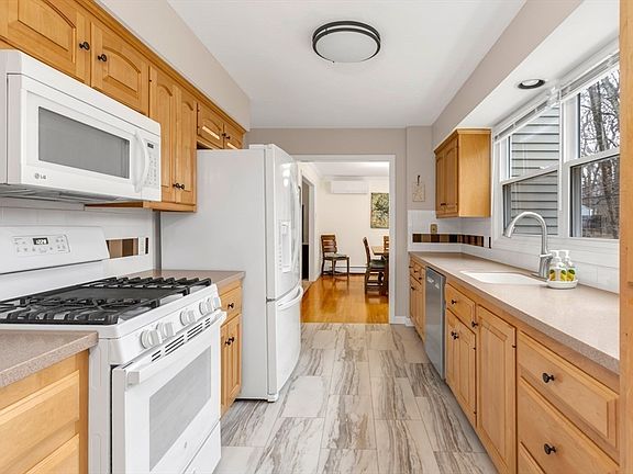 2nd image of 5 Ashbury Dr