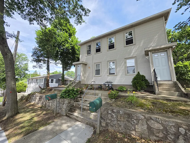  38 Drill St 2ndFlr 2B/1B GreatLocale! PrivEntry! Prkg NOPet Hardwoods — Photo 1