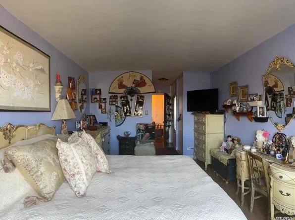 61-20 Grand Central Parkway image 16 of 18