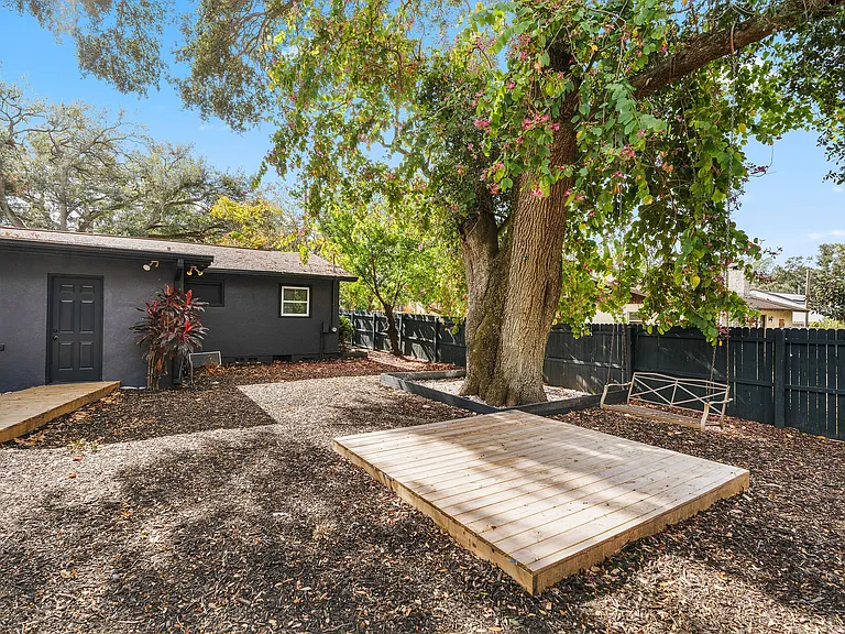 4303 W Woodlawn Ave — Photo 31
