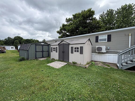 3rd image of 109 Somers Ln