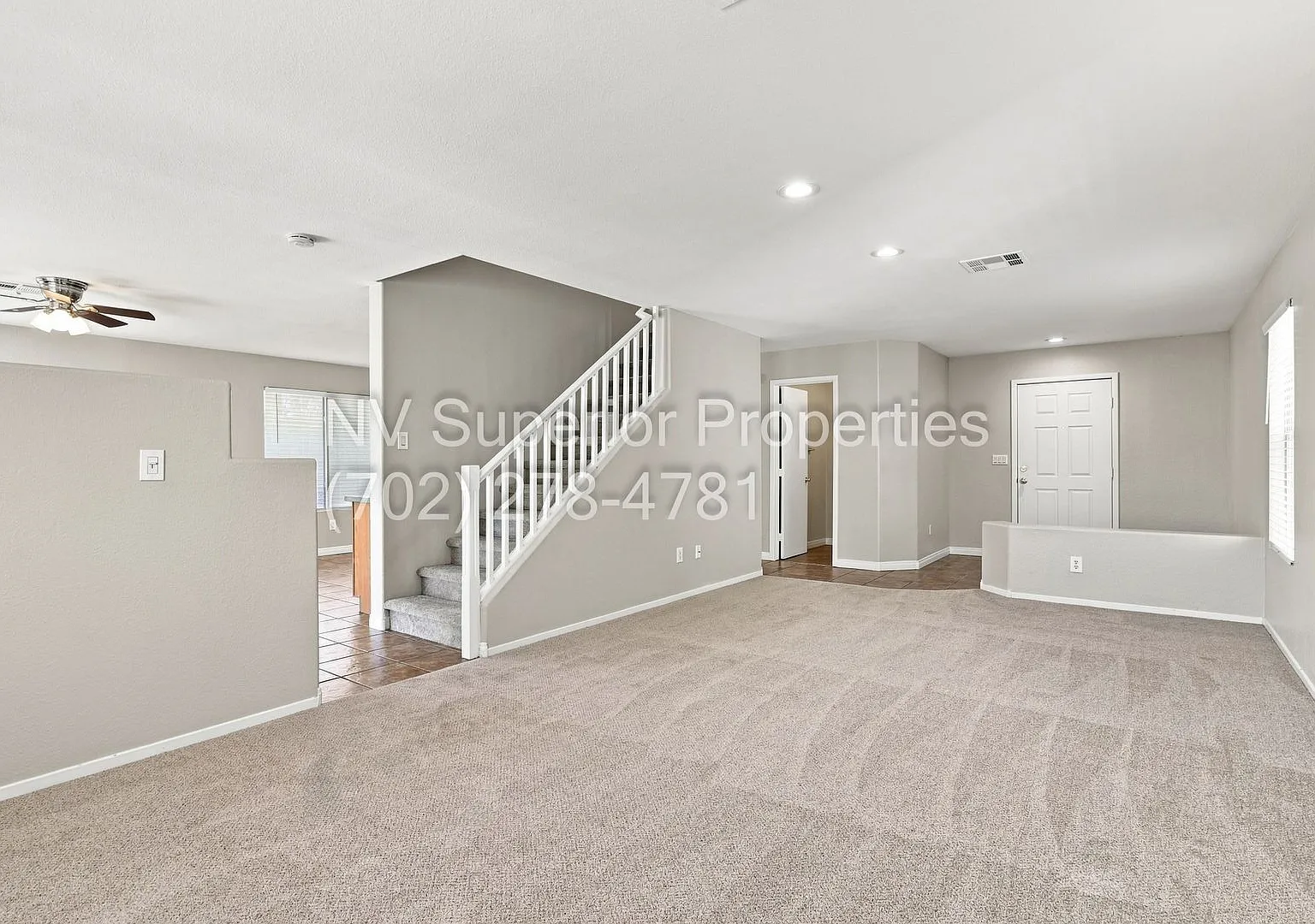NW 4 Bedrooms 2.5 bathrooms New carpet Upstairs!! All tile Down stairs Covered Patio in back Yard — Photo 4