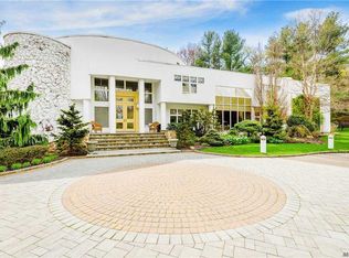 10 Coves Run, Syosset, NY 11791