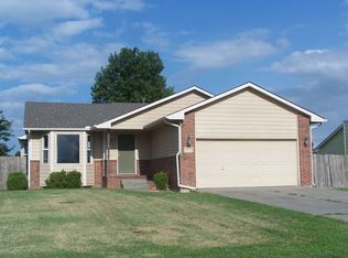 612 S Country Lakes Cir, Haysville, KS 67060