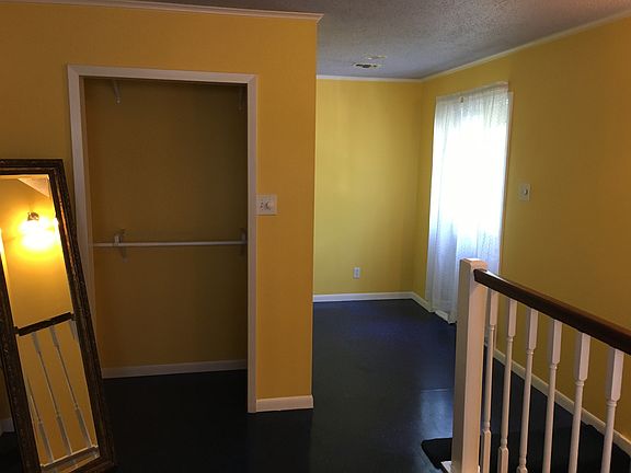 4th image of 2618 Barney Ave