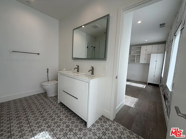 15122 Morrison St — Photo 17
