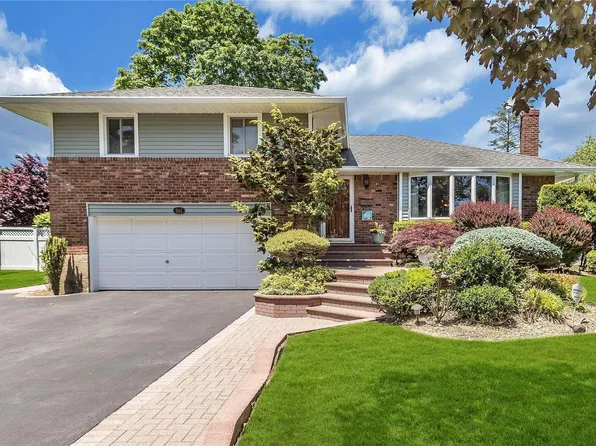 943 Roxbury Drive, Westbury, NY 11590