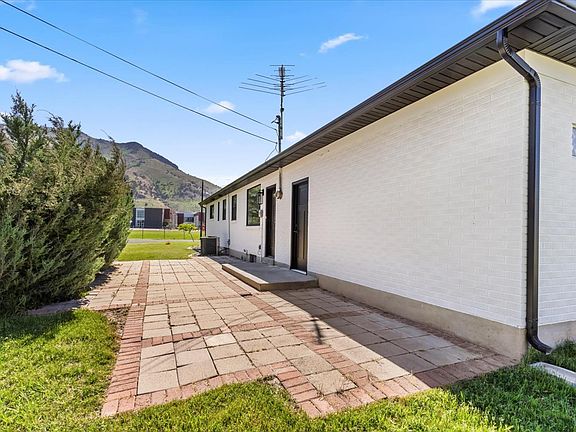 5th image of 1393 Davis Ave